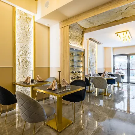 Palace 3*